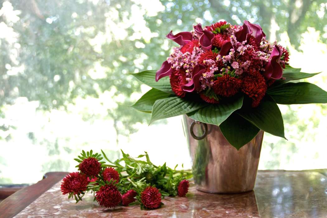 Букет невесты из астр, каллы и хосты - фото 6064889 "Для Тебя" цветы&подарки