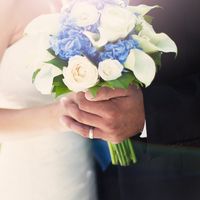 Букет невесты из голубых гортензий, белых роз и калл