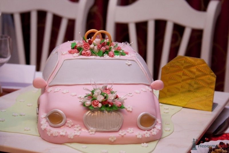 Свадебный торт, выполненный у форме  розовой машины, украшен цветами  - фото 39672 Veola