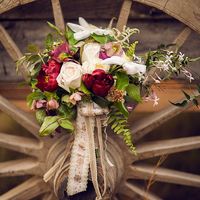 Букет невесты для свадьбы в стиле рустик из роз, фиалок и пионов