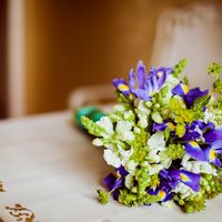 Букет невесты в фиолетово-салатовых цветах из ирисов