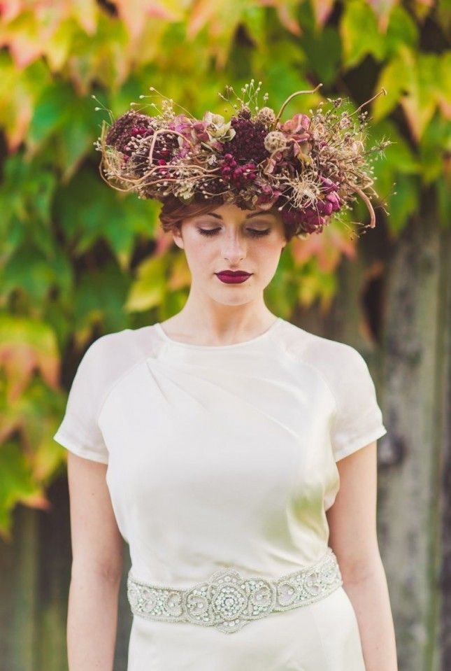 На голове невесты пышный венок из веточек и сухоцвета в бордовых тонах - фото 3357905 Невеста01