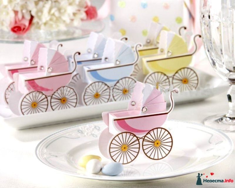 Коробочки боньбоньерки, в виде детских колясок нежных розово-жёлто-голубых тонов, для оформления свадьбы в французком стиле. - фото 391253 Сакура - свадебные приглашения