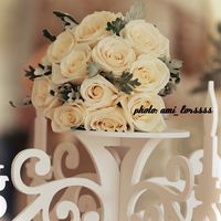 Букет невесты из белых роз и сенеции