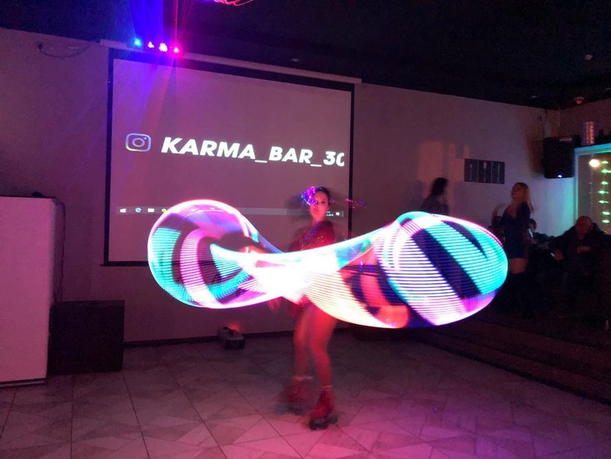 Уникальное шоу на роликовых коньках со световыми обручами