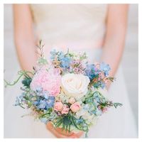 Свадебный букет из белых, розовых и голубых цветов