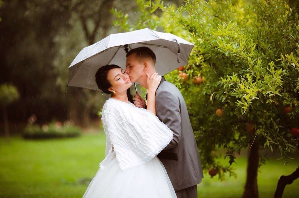 Нежно-нежно, и дождь ничуть не мешает - фото 7179692 Свадебный стилист Александра Извекова