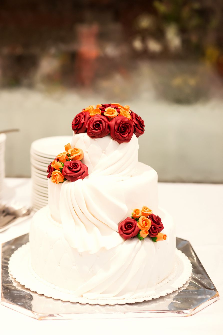 Трехъярусный белый торт украшен белою тканью с мастики и цветами.  - фото 3317723 Свадебное агентство "Эксклюзив"