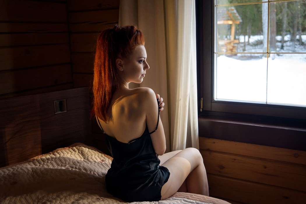 Фотограф слил фото. Dmitry Borisov фотограф. Рыжая девушка в белье фото дома.