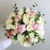 Букет невесты из роз, пионов и фрезий