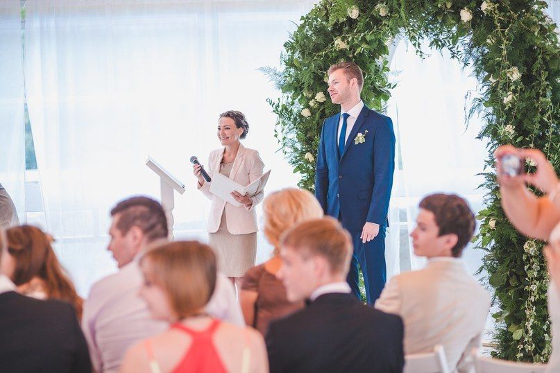 Выездной регистратор. Симонов свадьба. Фото Симонова на свадьбе. Выездной регистратор брака микрофон какой рукой.