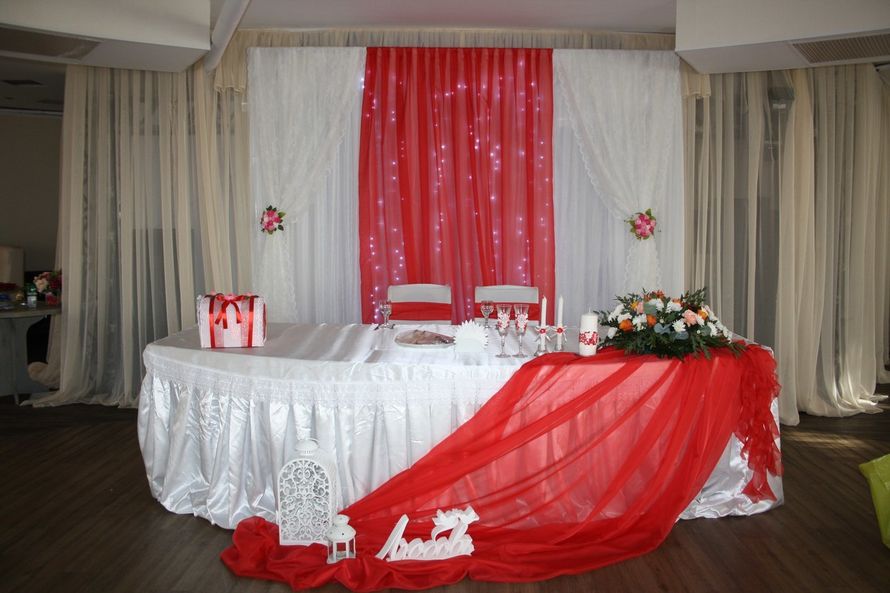 Оформление зала в красном цвете