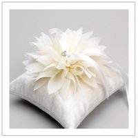 Белая подушечка для колец с пышным цветком, hand made