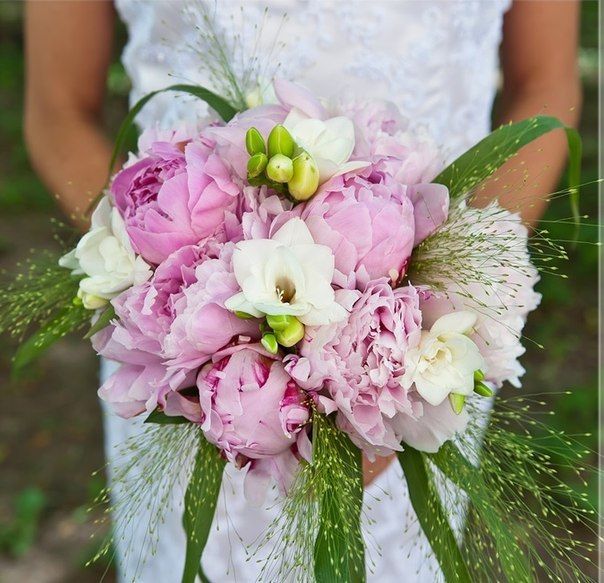 Букет невесты из белых фрезий, зеленого тифа и розовых пионов  - фото 1289427 Свадебное агентство "Please, marry me"