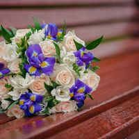 Букет невесты из сиреневых ирисов и розовых роз