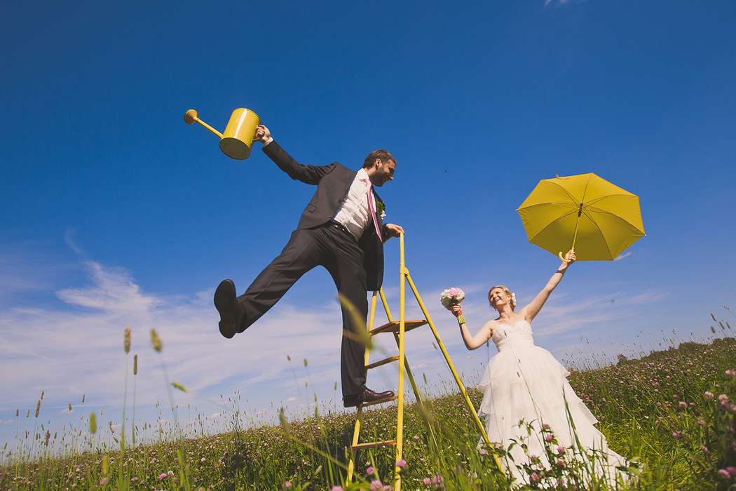 Летняя свадебная фотосессия молодоженов на природе, с использованием лестницы, лейки и зонта в желтых тонах - фото 665589 Дрю