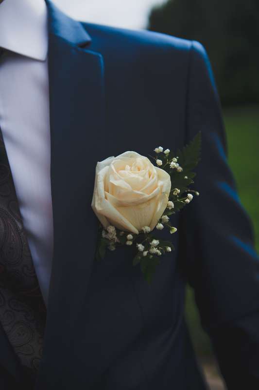Бутоньерка из кремовой розы и белой гипсофилы с зелеными листьями, в петлице синего пиджака - фото 1323132 Демьянов Антон - фотограф