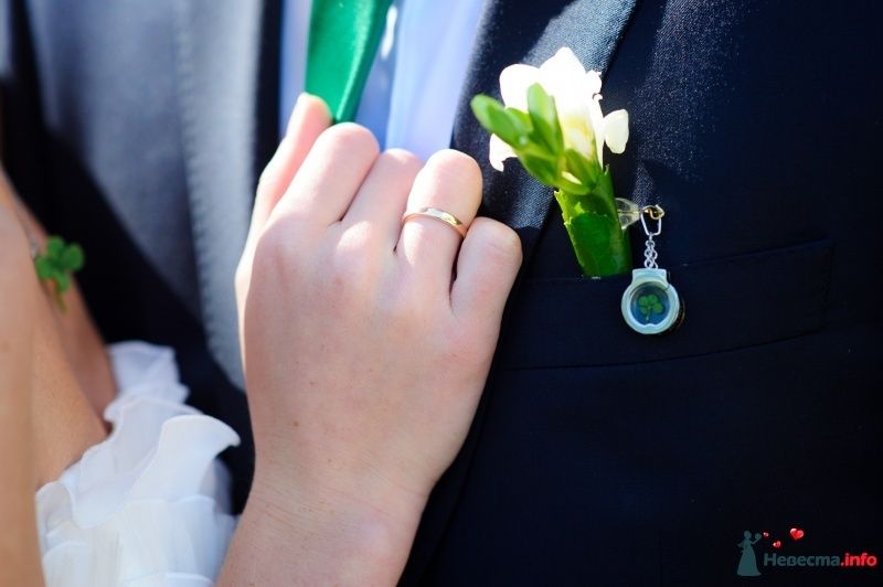 Бутоньерка из белой фрезии, декорированной зеленой атласной лентой и брелком, в петлице пиджака - фото 404070 BestForCouple - свадебное агентство