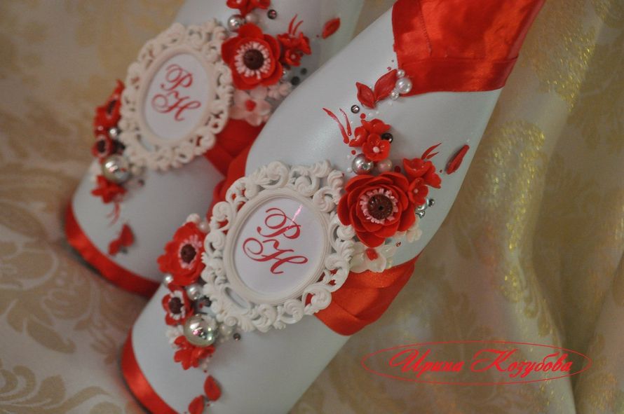 Свадебные бутылочки"Афродита" в красно-белом цвете с рамками и инициалами. - фото 7550192 Свадебные аксессуары от Ирины Козубовой