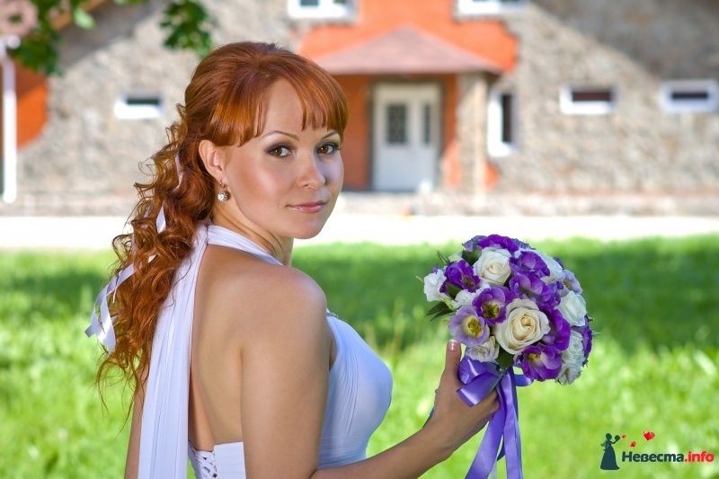 Букет невесты из белых роз и фиолетовых эустом, декорированный атласной фиолетовой лентой  - фото 416437 Ирина Левитэ фотограф