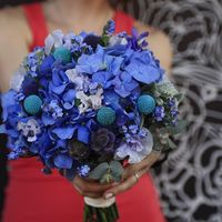Синий букет невесты с гортензией, краспедией, скабиозой, латирусом и незабудками 