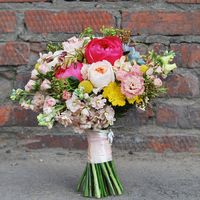 Яркий и ароматный букет невесты с пионами, пионовидной розой, суккулентами и множеством деталей