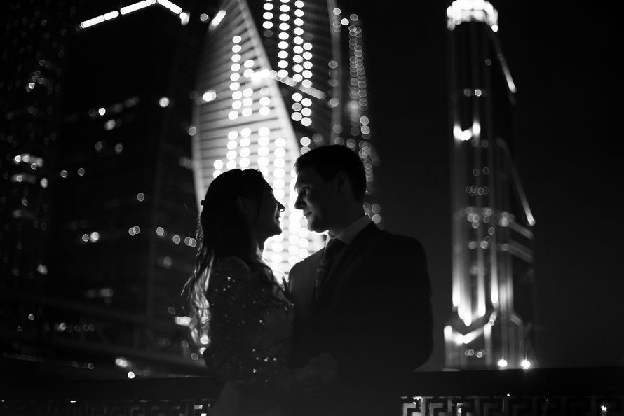 City couple. Фотосессия ночью. Влюбленные в Москве. Пара на фоне ночного города. Пара на фоне Москвы.