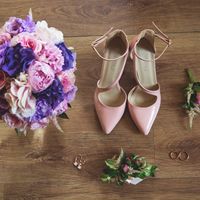 Сборы невесты, утро невесты, розовые туфли, пионы