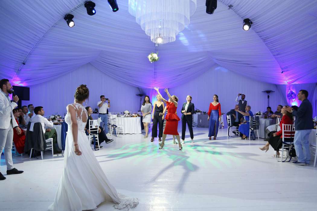 свадьба в шатре, бросок букета, букет невесты - фото 15539560 Фото и видеосъёмка Fevish studio