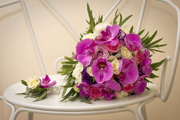 Букет невесты и бутоньерка из сиренево-розовых орхидей, белых и розовых роз - фото 2853707 Евгения Лаврова - оформление цветами