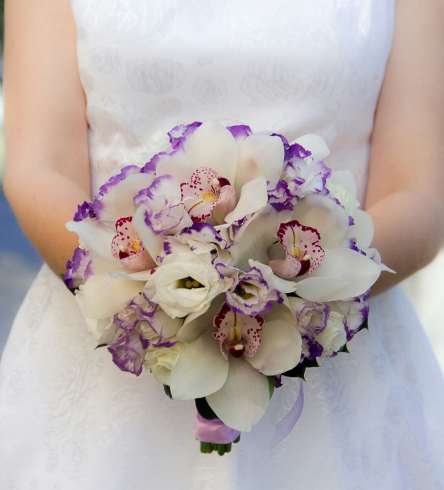 Невеста в белом пышном платье из бело-розовых орхидей, белых и сиренево-белых эустом, декорированный сиреневой лентой  - фото 2909849 Евгения Лаврова - оформление цветами