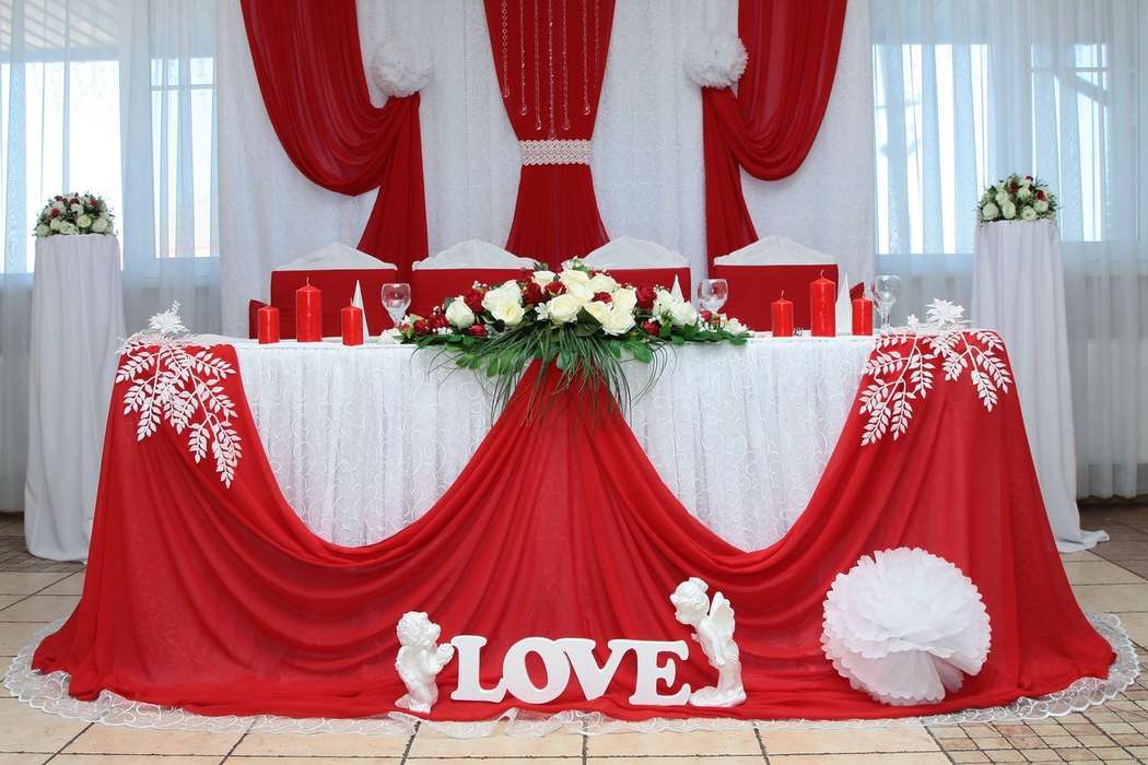Арка-ширма и стол молодожёнов в красно-белых тонах. - фото 7806844 Свадебная студия "Элит декор"