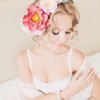 Корона из роз и пионов, прекрасное дополнение для самого нежного утра невесты
фото SWEET WILLIAM Bride
Photo & edit Jameson
Style & create Elena Goryaynova