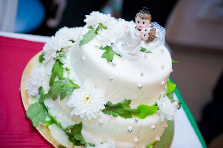 Двухъярусный свадебный торт, украшенный сахарными цветами и фигурками молодых - фото 904769 Lyulyu12345