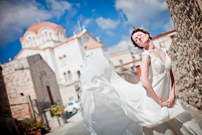 Невеста в прямом белом платье в греческом стиле с лифом с драпировкой и на бретелях с V-вырезом - фото 509254 Мастерская свадебной фотографии Елены Кузнецовой