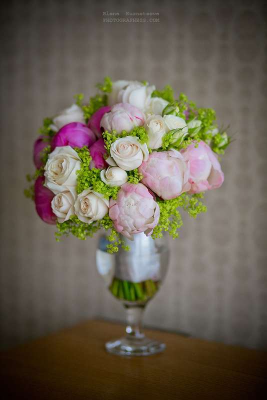 Букет невесты из розовых и среневых пионов, салатовой алхемиллии, белых и нежно-розовых роз, декорированный белой атласной лентой  - фото 2047754 Мастерская свадебной фотографии Елены Кузнецовой