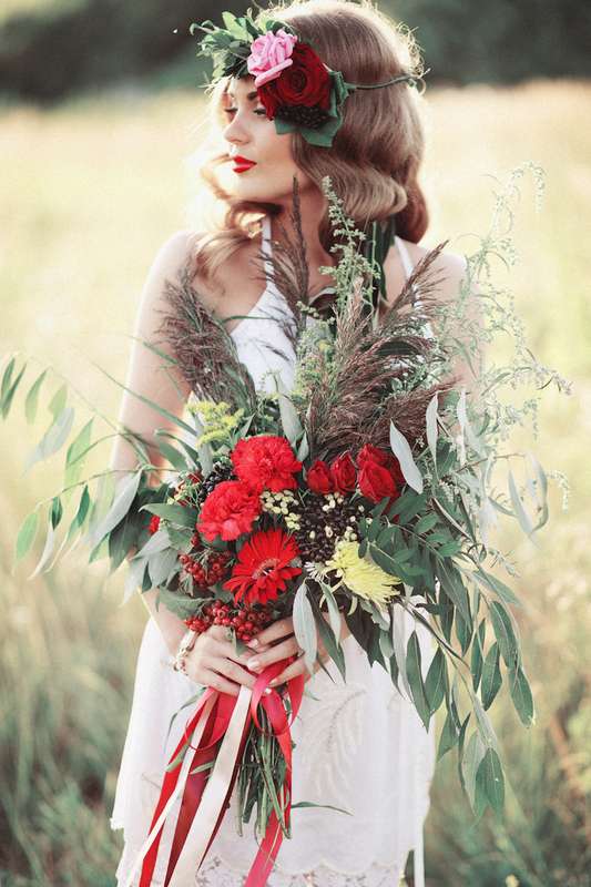 Растрепанный букет невесты в стиле бохо из красных роз и гербер, красных и черных ягод, зелени, колосков и желтого солидаго, - фото 3403061 Фотограф Кокорев Илья