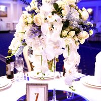 Высокая цветочная композиция на стол гостей
