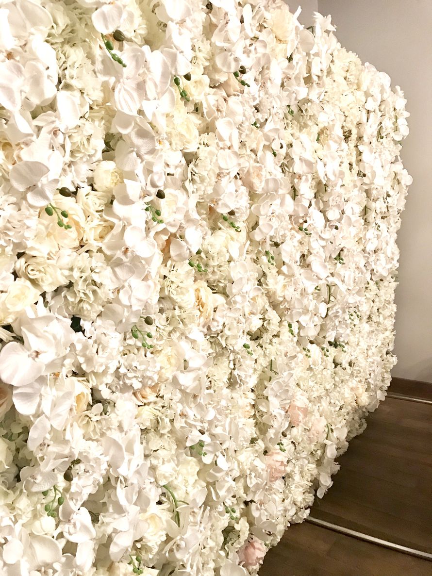 Цветочная стена из роз, пионов и орхидей в аренду
