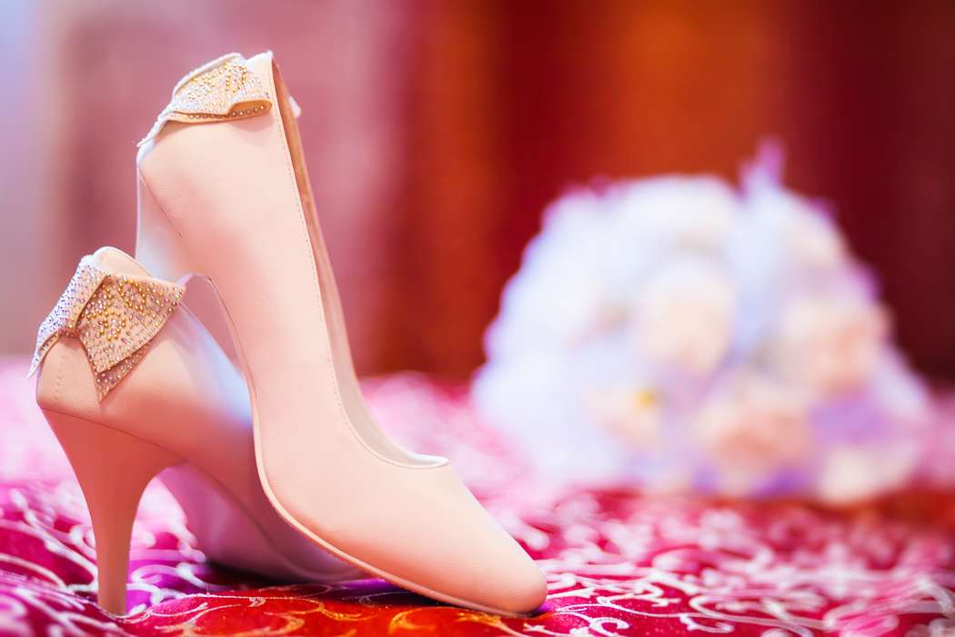 Нежно розовые туфли на шпильке сзади украшены бантиком. - фото 802189 Фотограф Сергей Солоцкий
