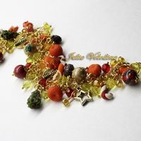 Браслет "Красно-желтый Мандариновый Новый год" в красно-желтой-золотой гамме с множеством мельчайших элементов.Елочные шары, шишки, мандарины елочки, леденцы, звездочки! 1350 руб