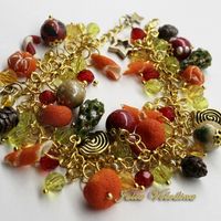 Браслет "Красно-желтый Мандариновый Новый год" в красно-желтой-золотой гамме с множеством мельчайших элементов.Елочные шары, шишки, мандарины елочки, леденцы, звездочки! 1350 руб