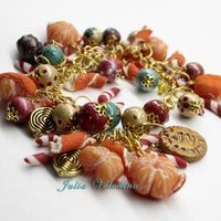 2 вариант Браслета "Мандариновый Новый год" в бирюзово-малиново-золотой гамме. Елочные шары, шишки, мандарины и красно-белые леденцы! 1350 руб.