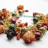 2 вариант Браслета "Мандариновый Новый год" в бирюзово-малиново-золотой гамме. Елочные шары, шишки, мандарины и красно-белые леденцы! 1350 руб.