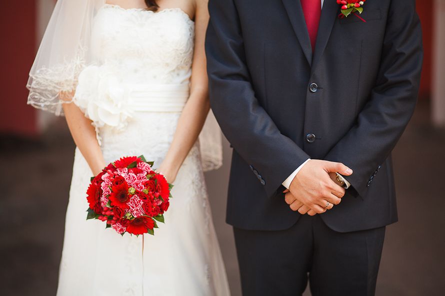 Костюмы свадебные с красным галстуком