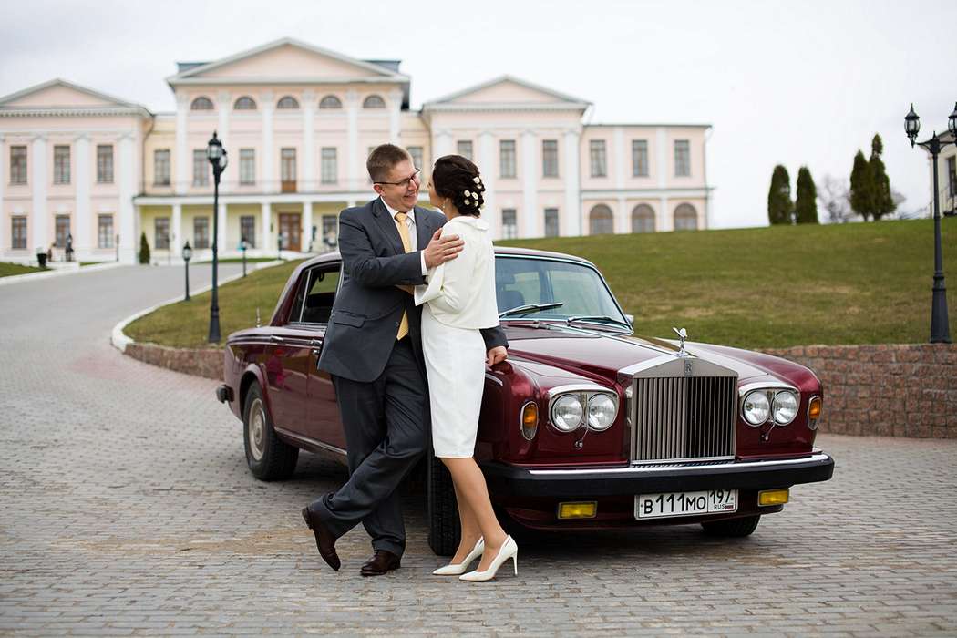 Жених и невеста возле автомобиля ретро на свадебной фотосессии  - фото 971621 Юш