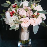 Букет невесты с пионами, розой Бомбастик, красными ягодами гиперикума и эвкалиптом