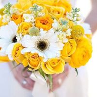 Букет невесты из желтых роз и белых гербер