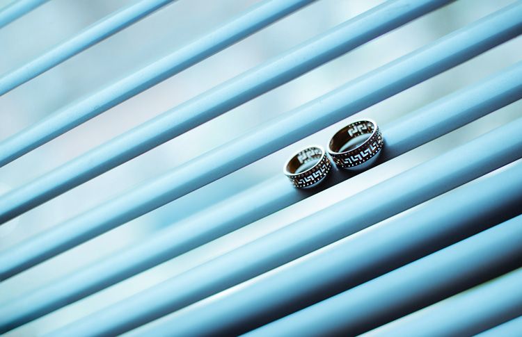 Обручальные кольца из белого золота с сеточной поверхностью. на голубой поверхности. - фото 504543 Фотограф Анжелика Ханжина