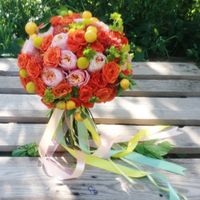Сочный цитрусовый букет невесты с настоящими мини-апельсинчиками, георгинами и пионовидными розами.

(812) 92 337 87

